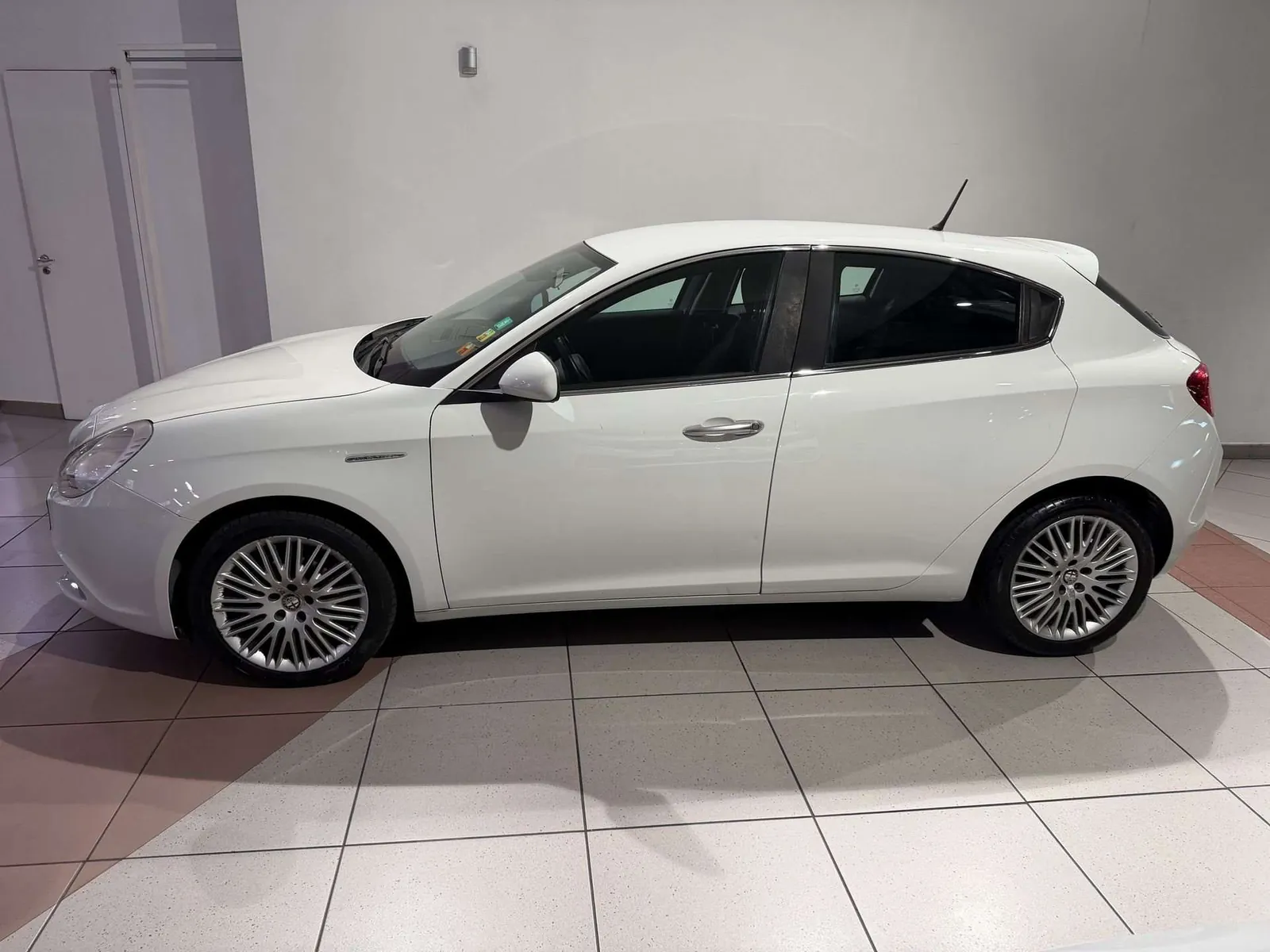 Alfa Romeo Giulietta 2010 photo 2