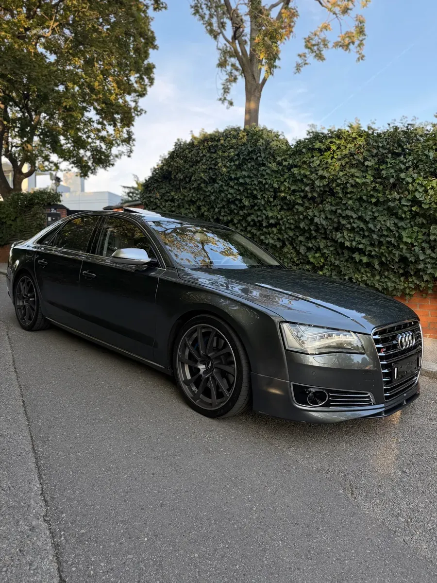 Audi A8 2010 photo 2