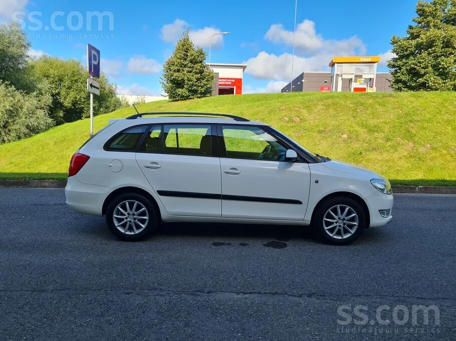 Skoda Fabia 2012 photo 4