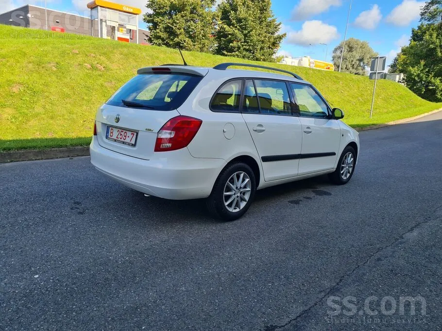 Skoda Fabia 2012 photo 5