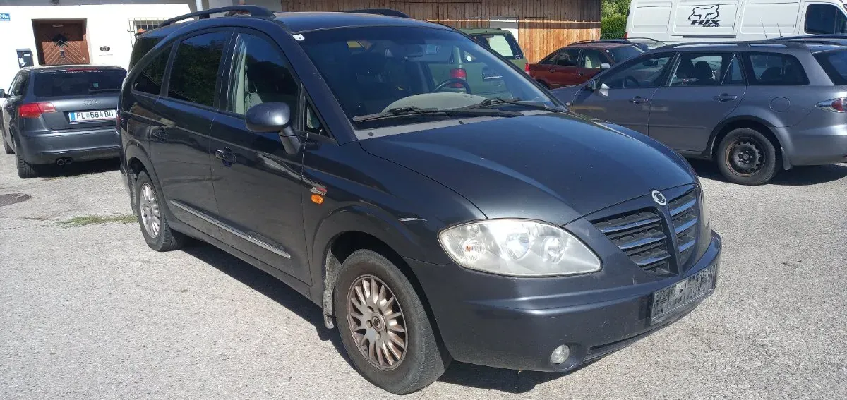KG Mobility Rodius 2008 photo 2