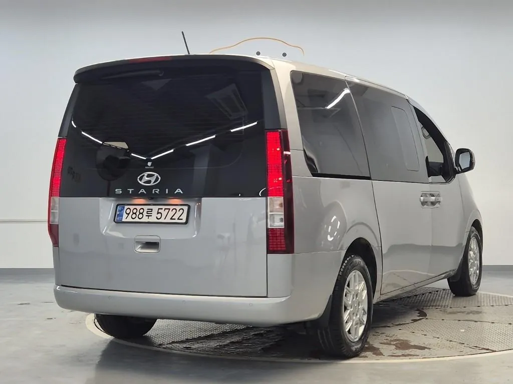Hyundai Staria 2023 photo 3