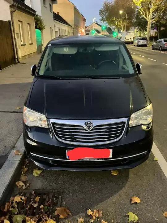 Lancia Voyager 2013 photo 2