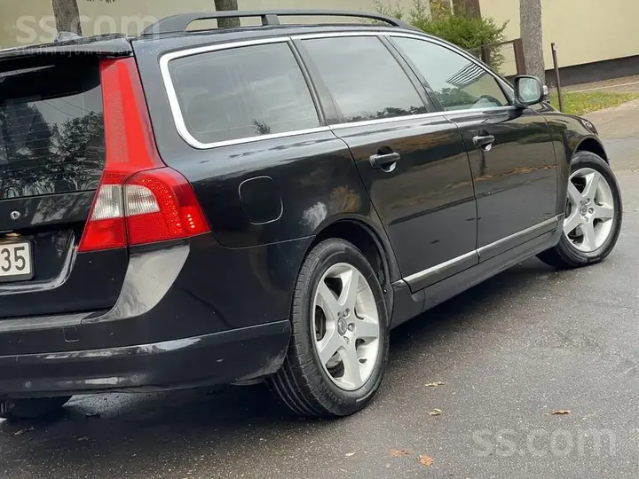 Volvo V70 2010 photo 2