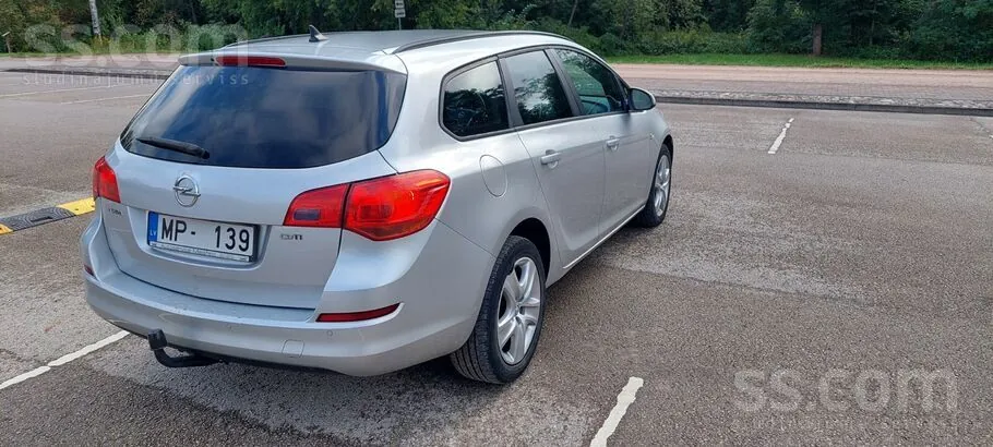 Opel Astra 2011 photo 2