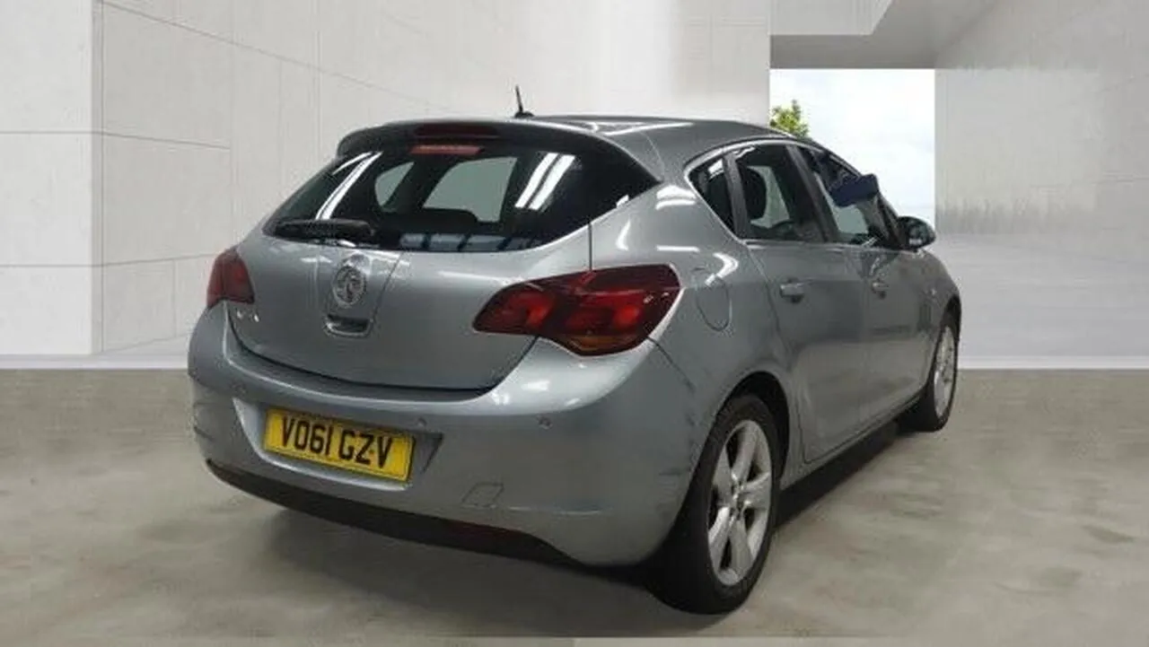 Vauxhall Astra 2011 photo 2