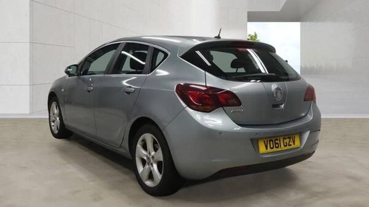 Vauxhall Astra 2011 photo 3