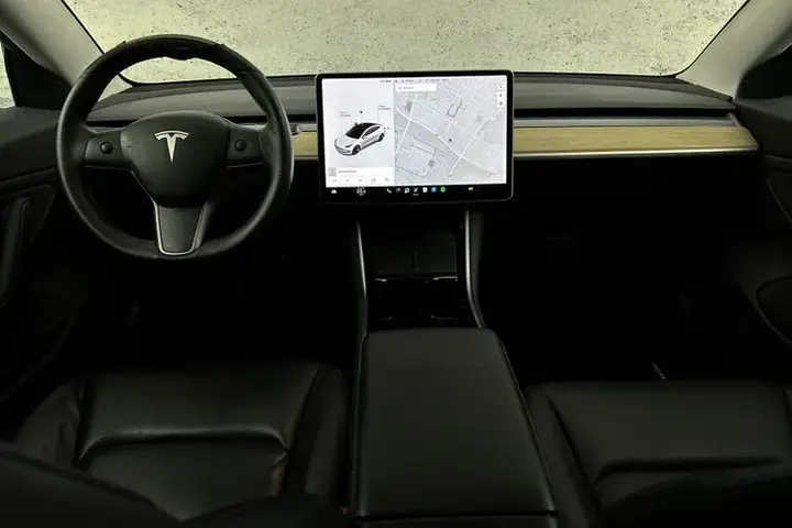 Tesla Model 3 2020 photo 2