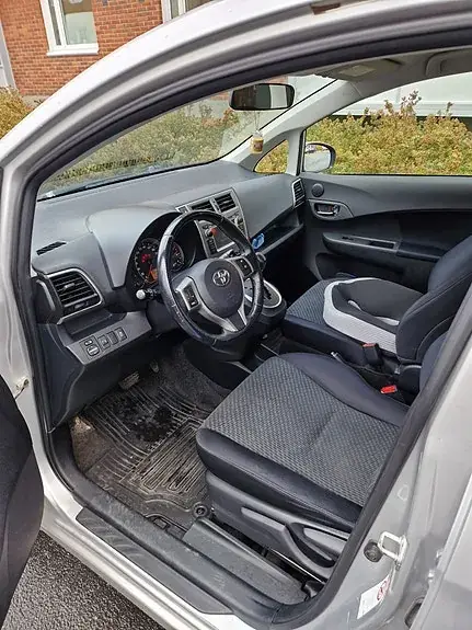 Toyota Verso-S 2011 photo 2