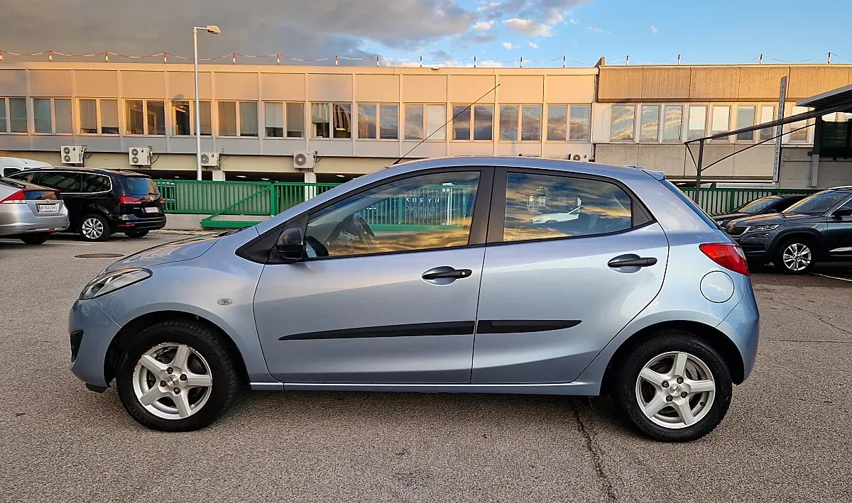 Mazda Mazda2 2012 photo 2