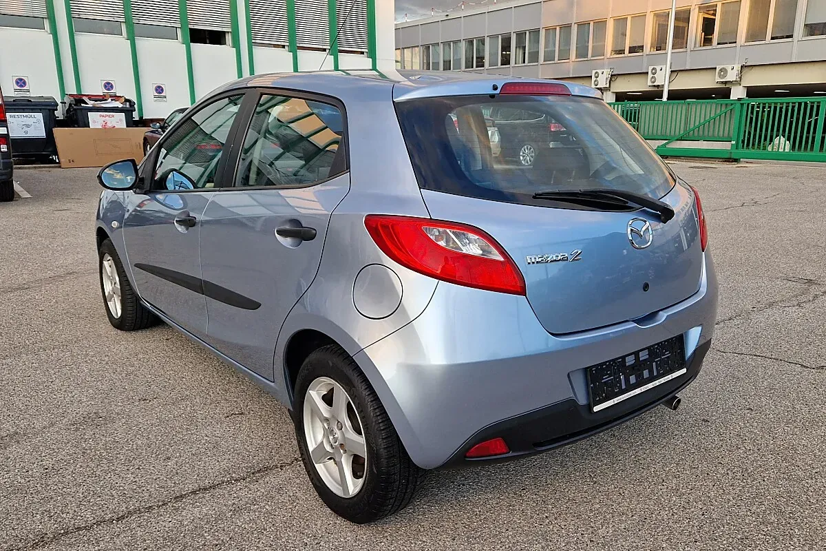 Mazda Mazda2 2012 photo 3