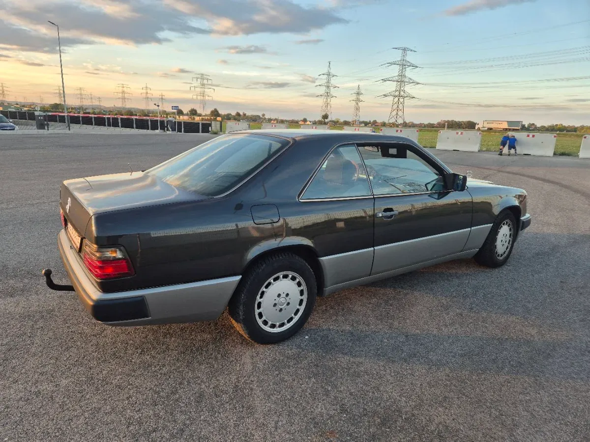 Mercedes-Benz E-Class 1988 photo 2