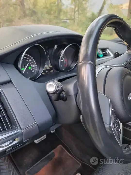 Jaguar E-Pace 2019 photo 3