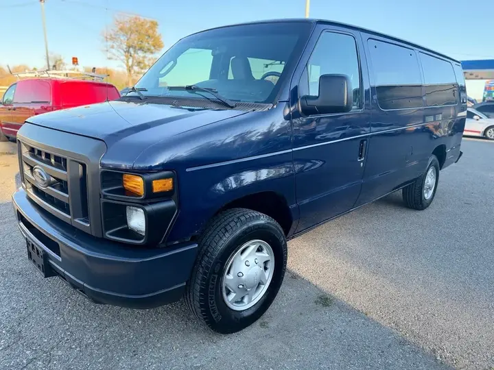 Ford Econoline 2013 photo 2