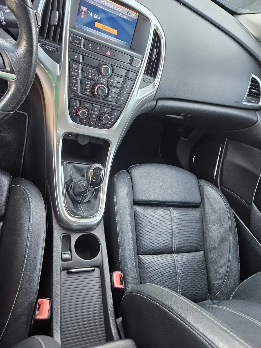Opel Astra 2010 photo 2