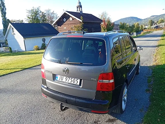 Volkswagen Touran 2008 photo 2