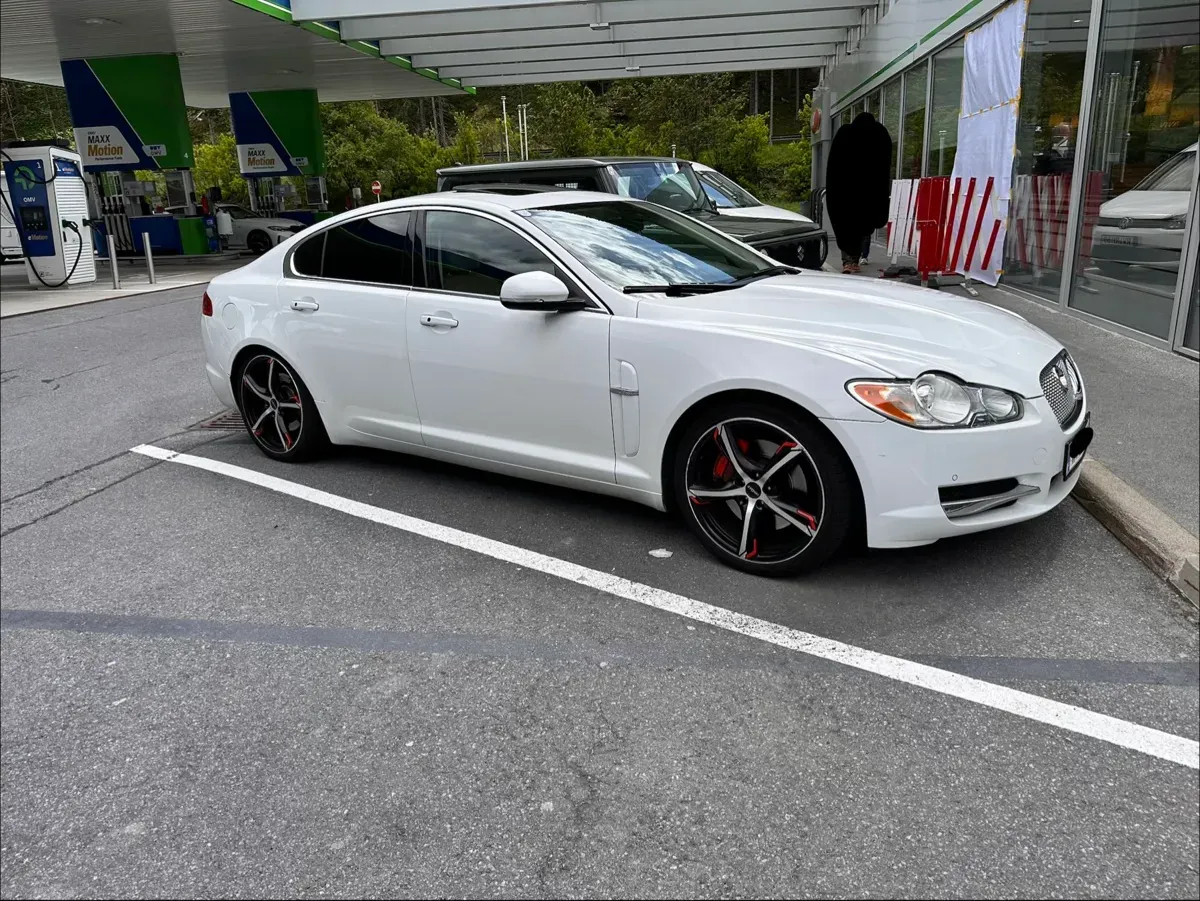 Jaguar Xf 2010 photo 2