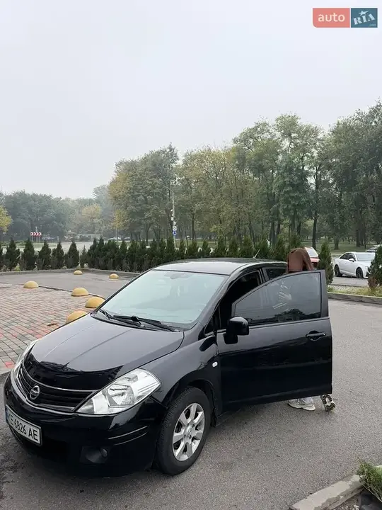 Nissan Tiida 2010 photo 2