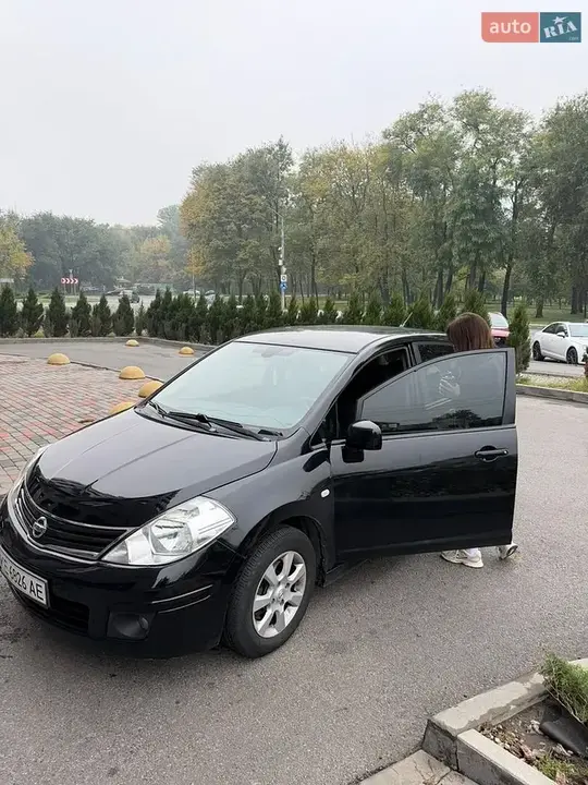Nissan Tiida 2010 photo 3