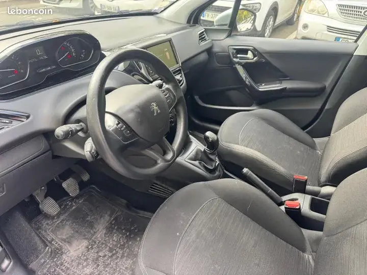 Peugeot 208 2017 photo 2