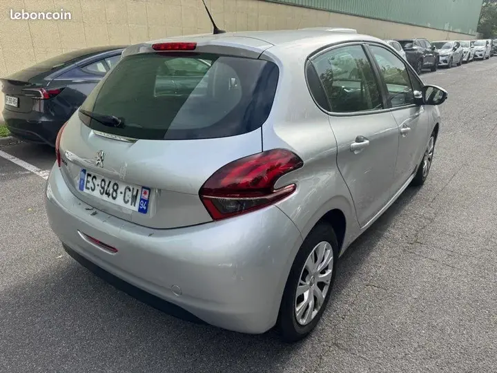 Peugeot 208 2017 photo 3