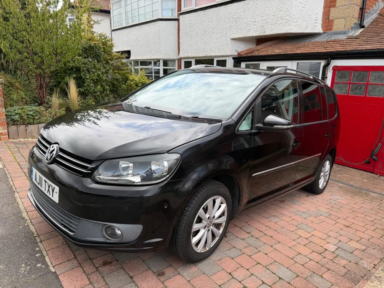 Volkswagen Touran 2011 photo 2
