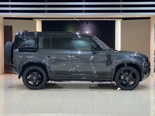 Land Rover Defender photo 4