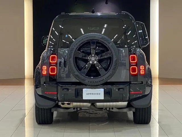 Land Rover Defender photo 3