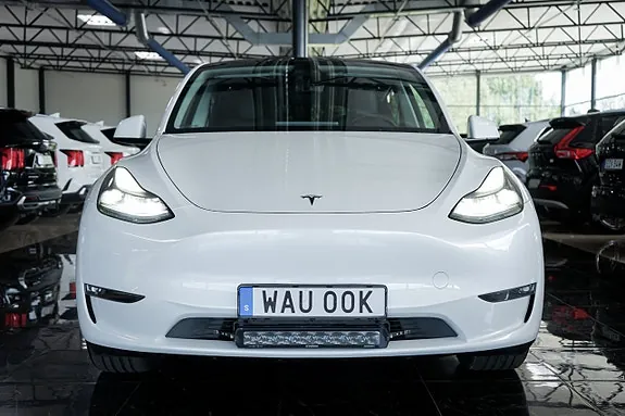 Tesla Model Y 2023 photo 2