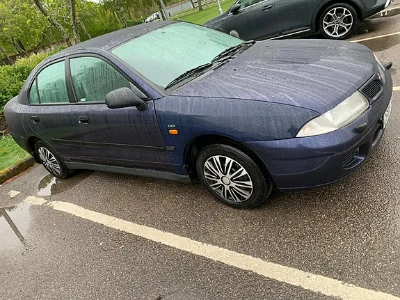 Mitsubishi Carisma 1997 photo 2