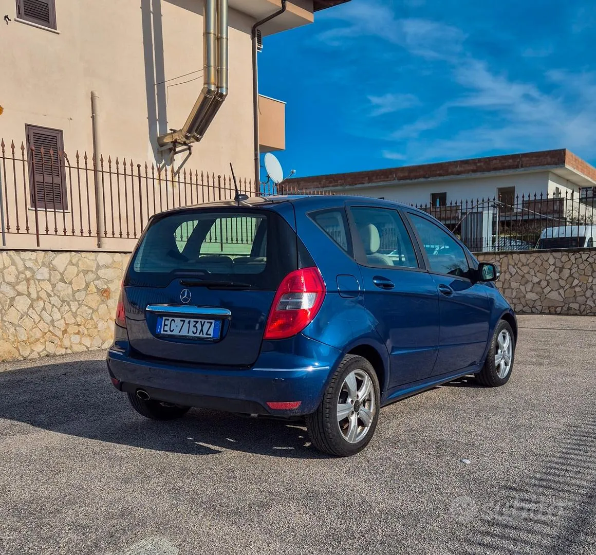 Mercedes-Benz A 150 2010 photo 2