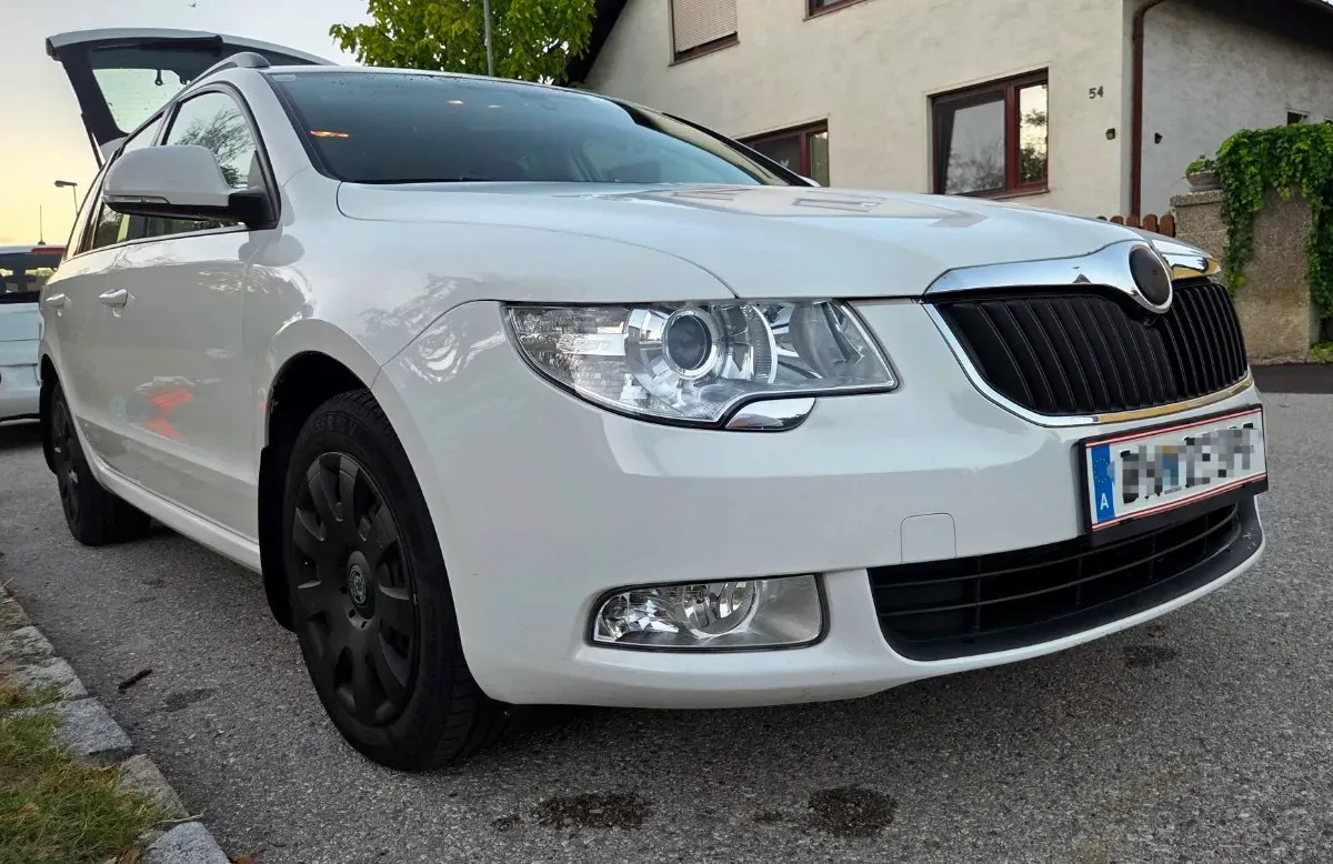 Skoda Superb 2012 photo 2