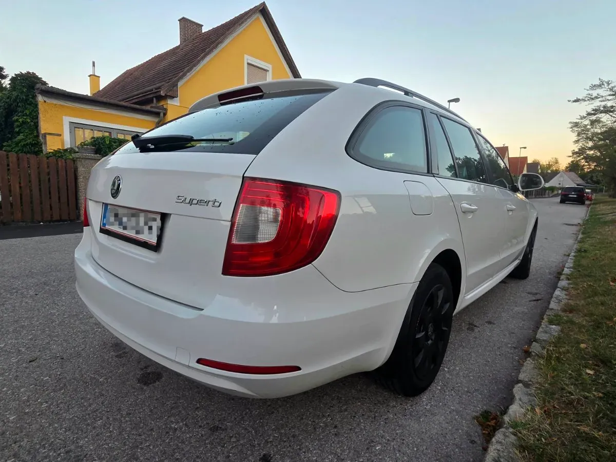 Skoda Superb 2012 photo 3
