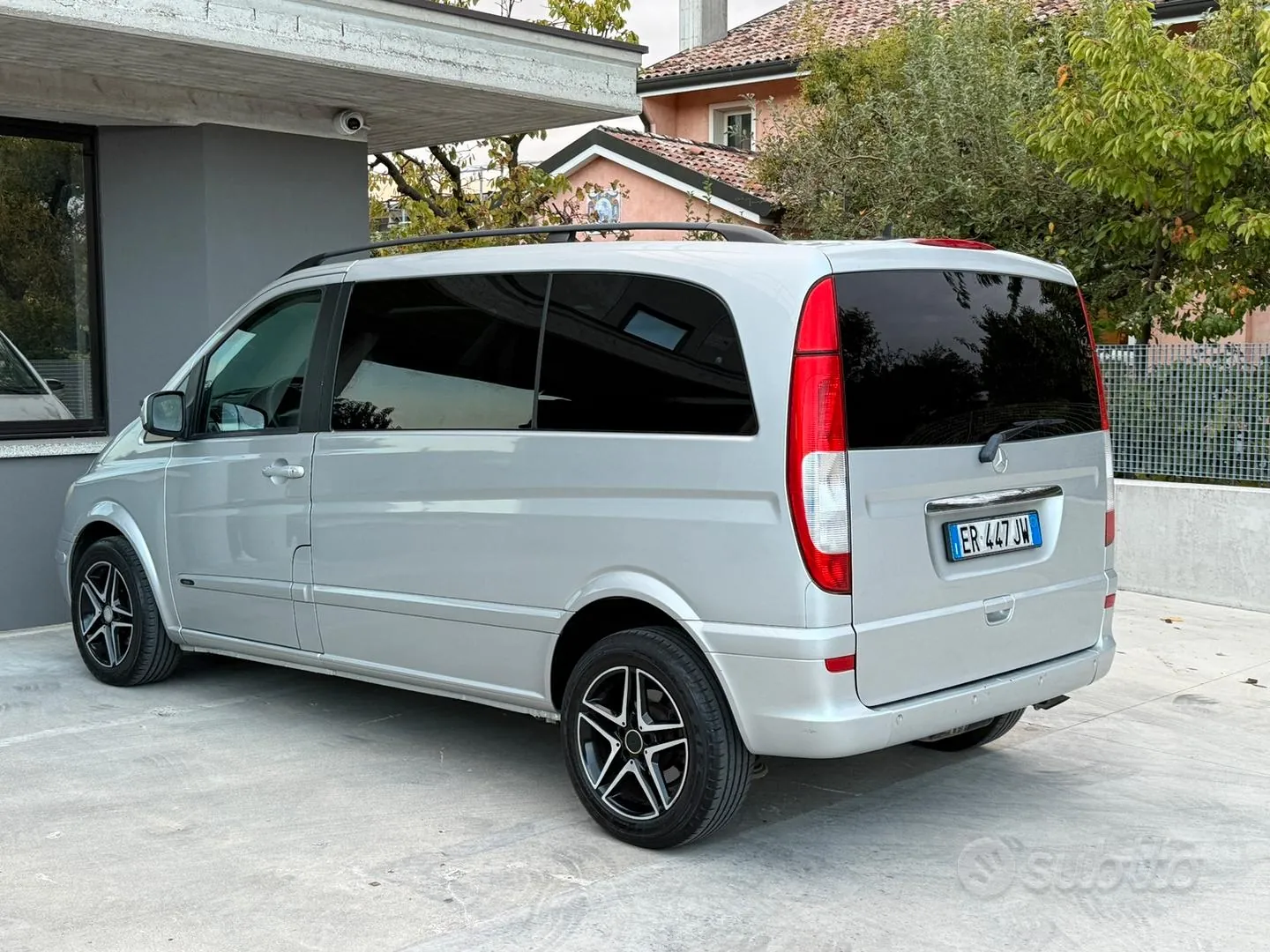 Mercedes-Benz Viano 2010 photo 2