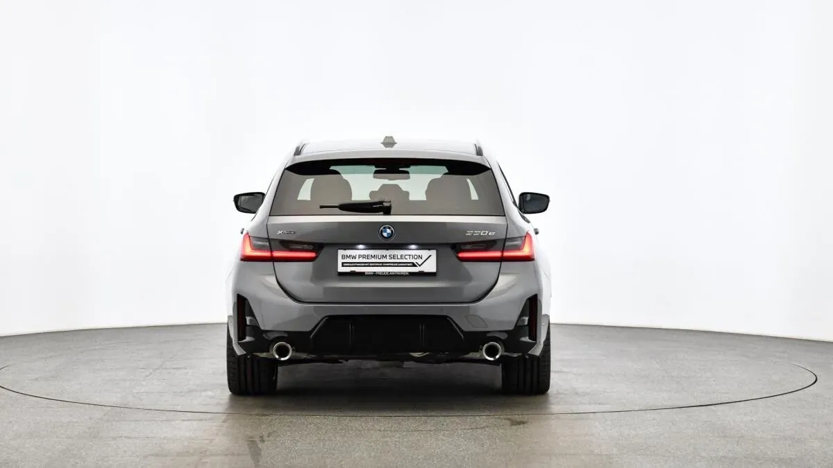 BMW 3 Series 2025 photo 2