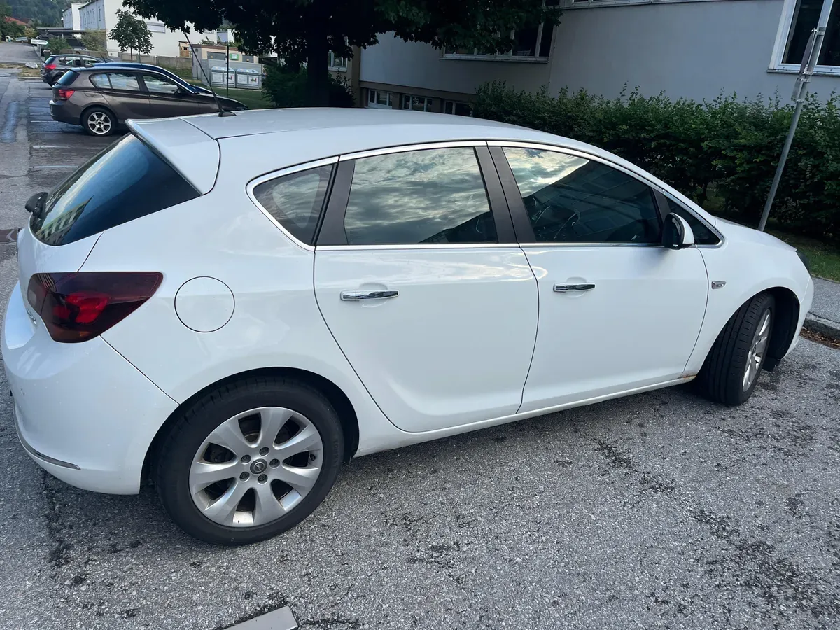 Opel Astra 2013 photo 3