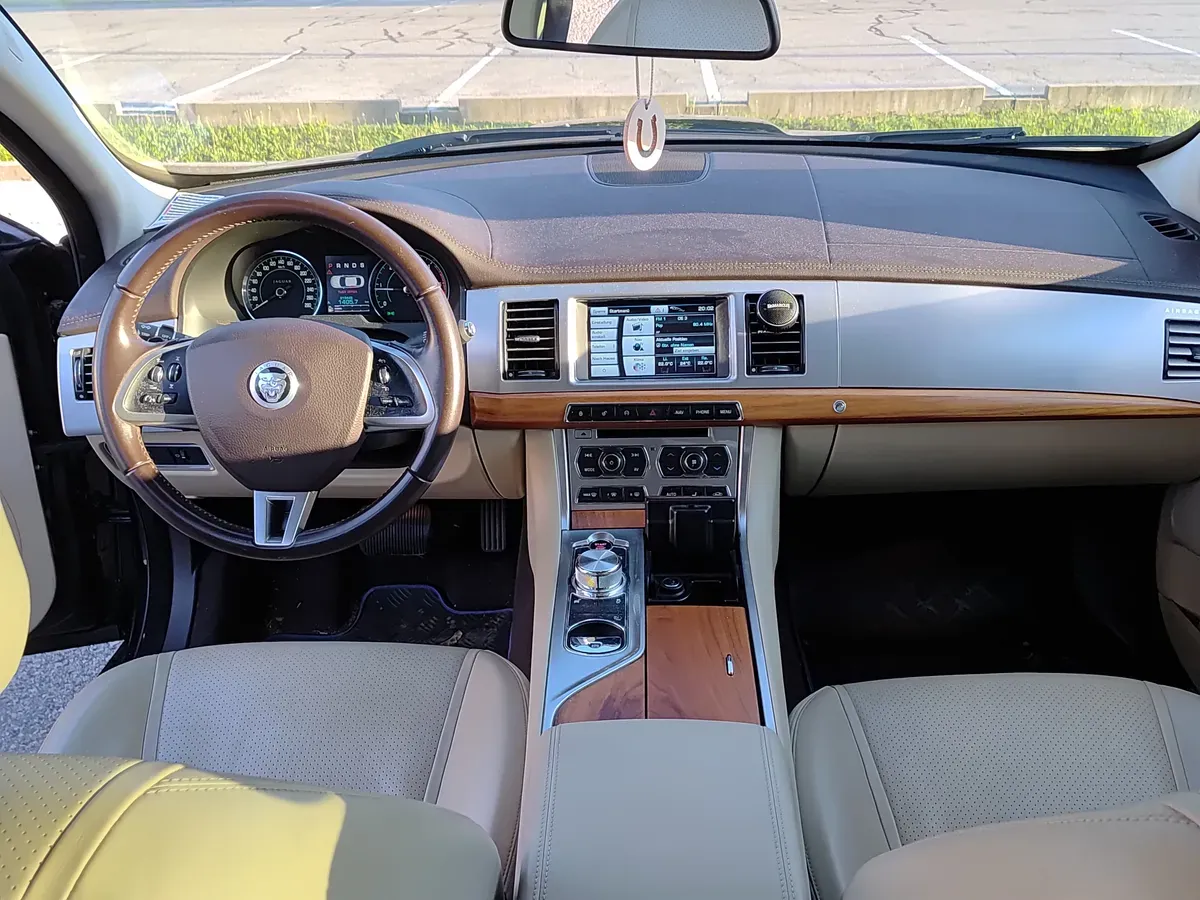 Jaguar Xf 2011 photo 3