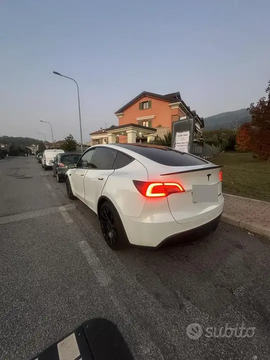 Tesla Model Y 2024 photo 4