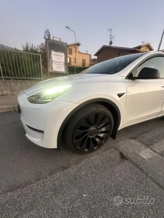 Tesla Model Y 2024 photo 3