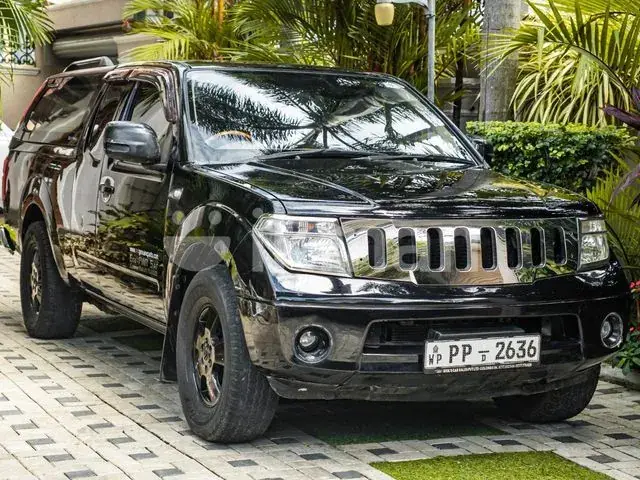 Nissan Navara 2010 photo 2