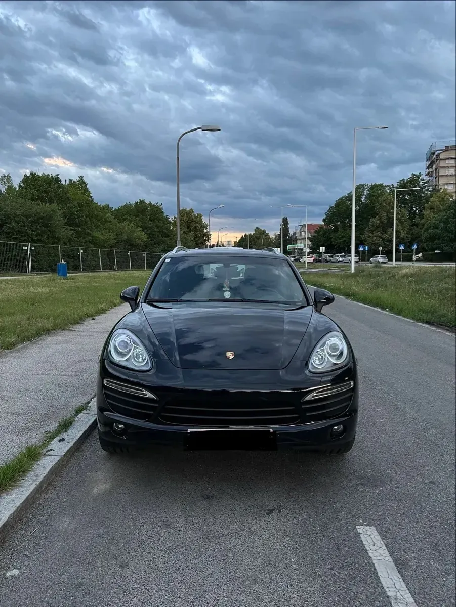 Porsche Cayenne 2012 photo 2