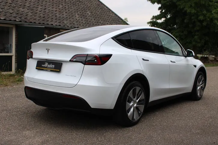 Tesla Model Y 2023 photo 3