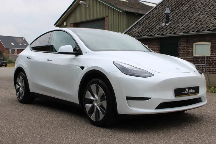 Tesla Model Y 2023 photo 2