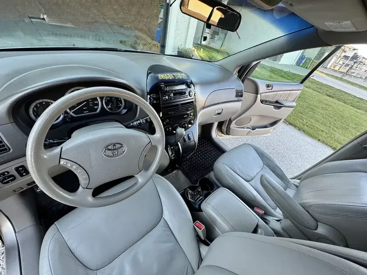 Toyota Sienna 2004 photo 3