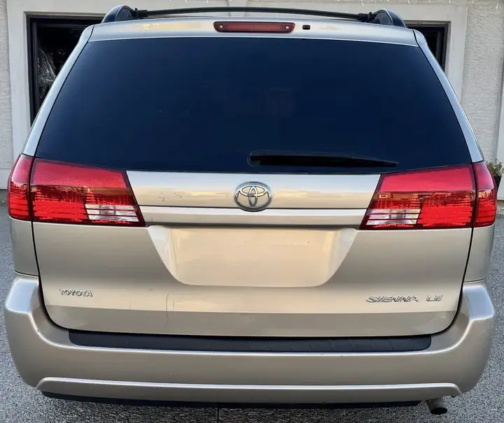 Toyota Sienna 2004 photo 2