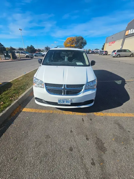 Chrysler Grand Caravan 2016 photo 2