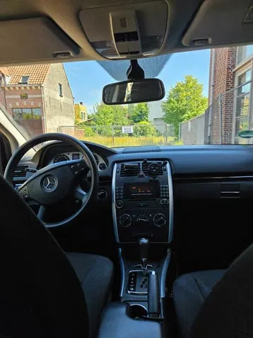 Mercedes-Benz B 180