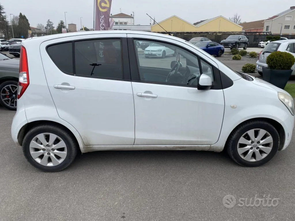 Suzuki Splash 2010 photo 3