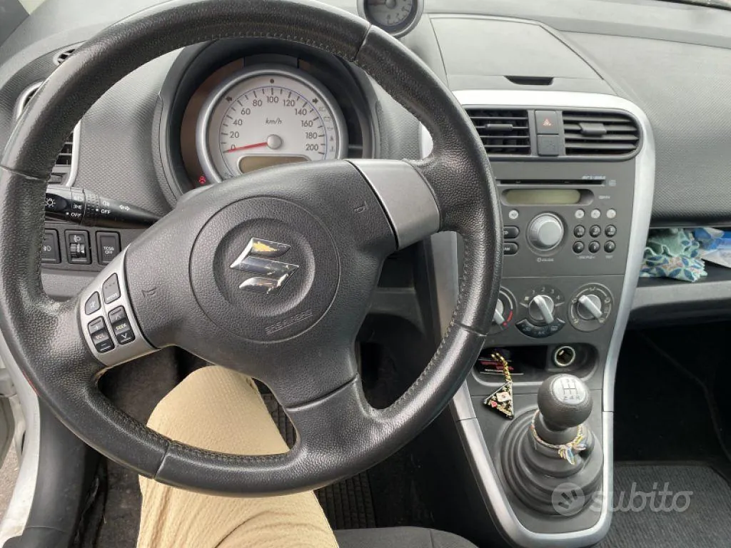 Suzuki Splash 2010 photo 5