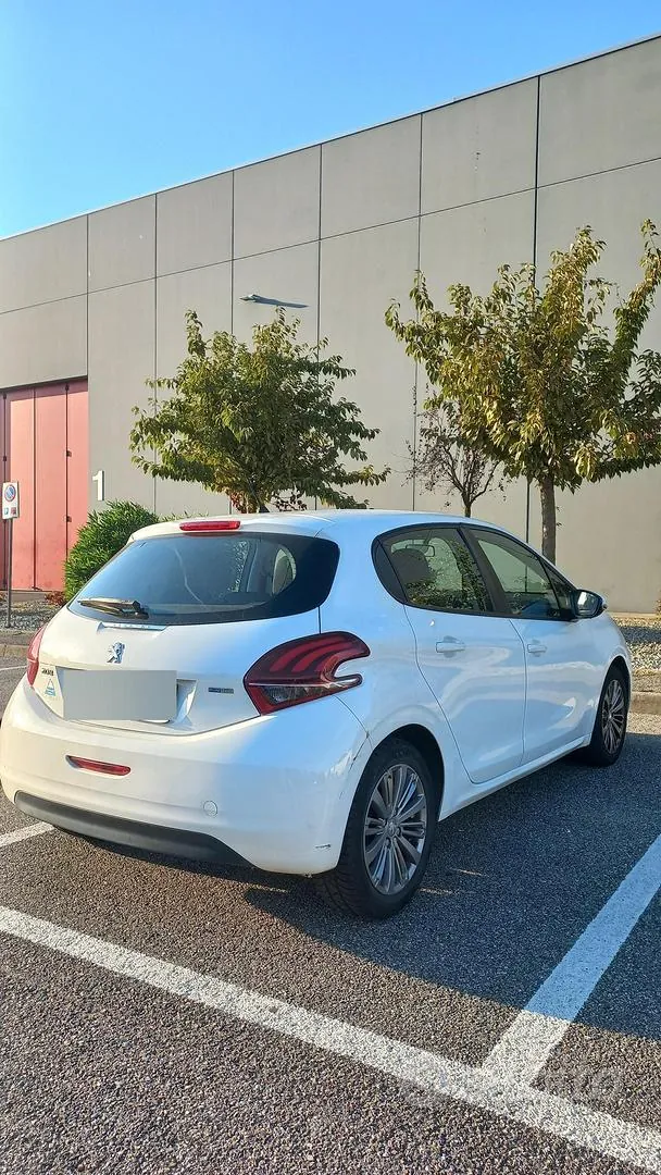 Peugeot 208 2016 photo 2
